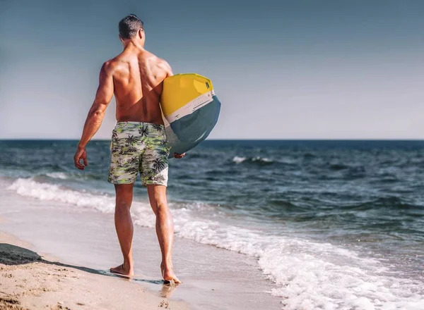 Man met surfplank — Stockfoto