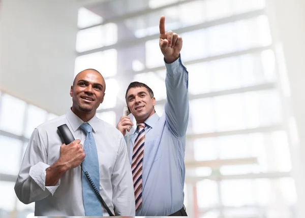 Dos hombres de negocios trabajando juntos — Foto de Stock