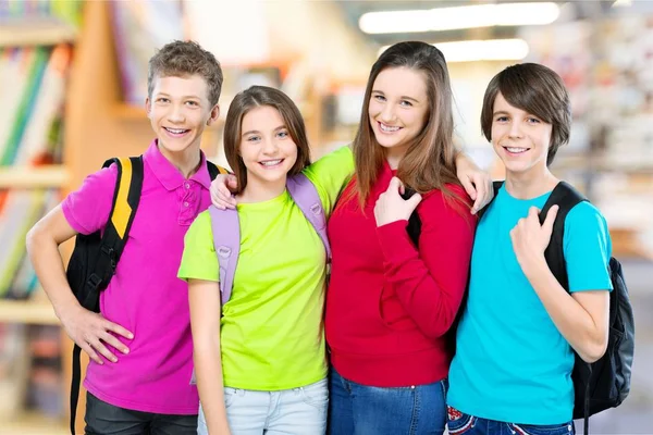 Groep studenten met boeken — Stockfoto