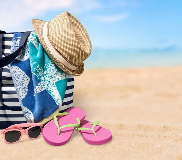 Kleurrijke tas op zomer-strand — Stockfoto