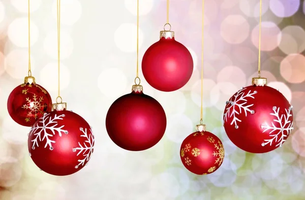 Röd glansig dekorativa julgranskulor — Stockfoto