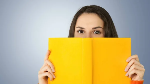 Женщина с книгой улыбается — стоковое фото