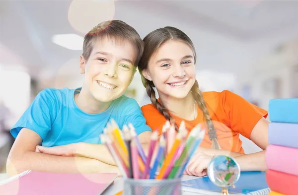 Vriendelijke school kinderen op school — Stockfoto