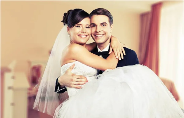 Bruid en bruidegom holding stijlvol boeket — Stockfoto