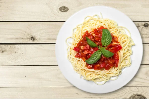 Pasta con tomates en plato blanco —  Fotos de Stock