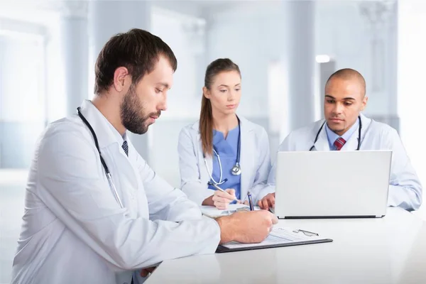 Equipe de médicos falando expertise — Fotografia de Stock