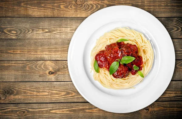 Pâtes aux tomates dans une assiette blanche — Photo