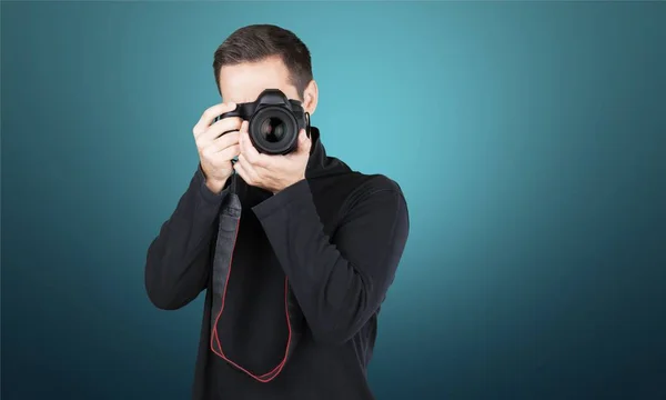 Fotógrafo olhando através da câmera — Fotografia de Stock