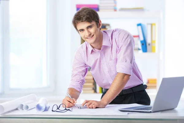 Homem de negócios usando laptop — Fotografia de Stock