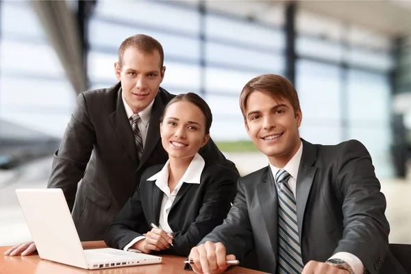Geschäftsleute und Frauen arbeiten zusammen — Stockfoto