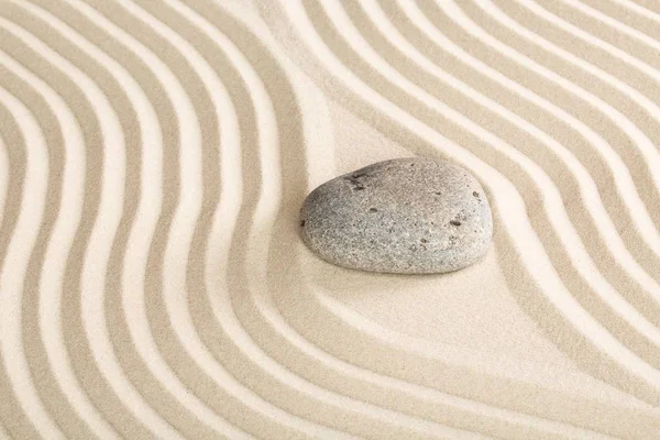 Pierre zen dans le sable . — Photo