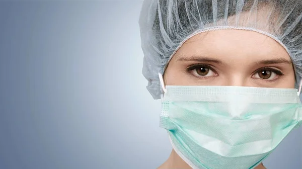 Jeune femme médecin en masque — Photo