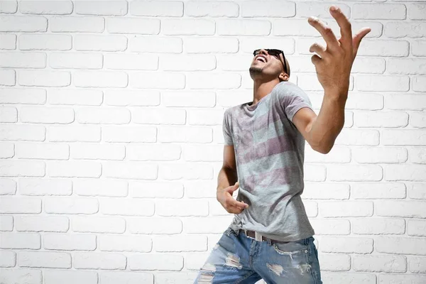 Homem tocar guitarra invisível — Fotografia de Stock