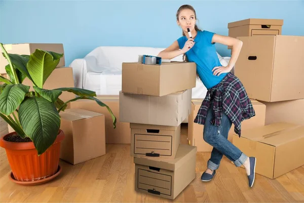 Mujer mudándose a casa nueva — Foto de Stock