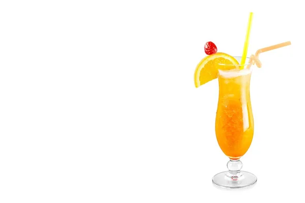 Delizioso cocktail con ghiaccio — Foto Stock