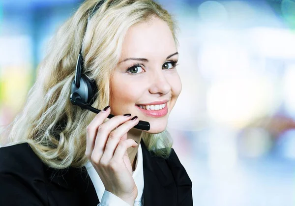 Mujer joven con auriculares —  Fotos de Stock