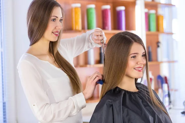 Donna che ha un taglio di capelli con le forbici — Foto Stock