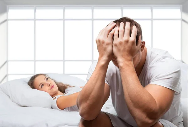 Triste pareja en la cama — Foto de Stock