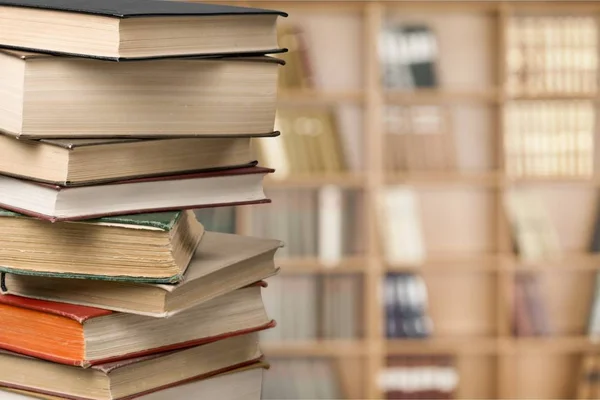 Gamla böcker i biblioteket — Stockfoto