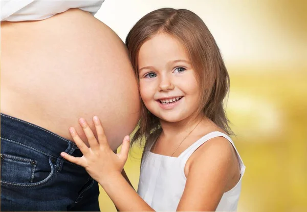 Zwangere vrouw met meisje — Stockfoto
