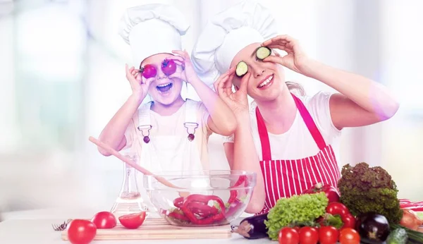 Fille et sa mère cuisine ensemble — Photo