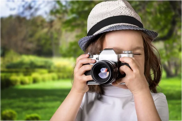 Niño con cámara vintage — Foto de Stock
