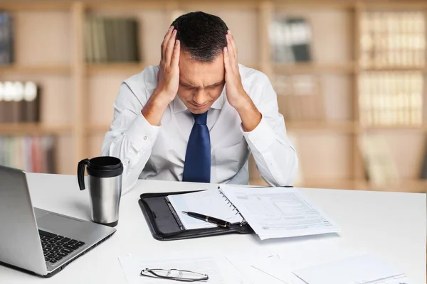 Joven gerente con exceso de trabajo en el lugar de trabajo — Foto de Stock