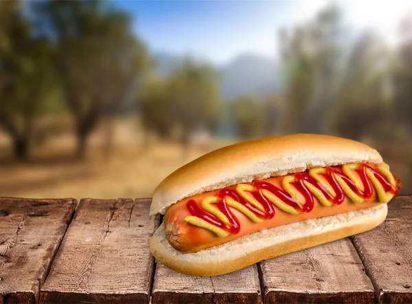 Sabroso perrito caliente con mostaza y ketchup — Foto de Stock