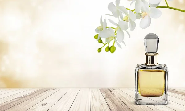 Perfume bottle and flowers — Stock Photo, Image
