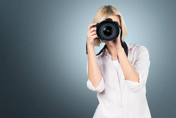 Mulher de negócios com câmera — Fotografia de Stock