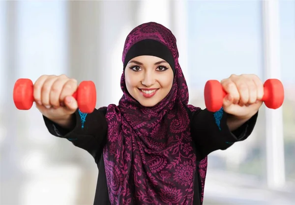 Wanita arab dengan dumbbells — Stok Foto