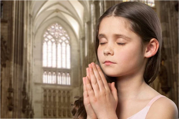 可爱的小女孩祈祷着 — 图库照片