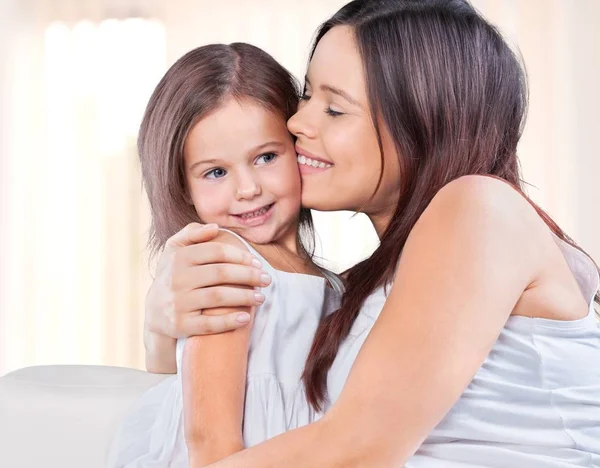 Moeder en dochter knuffelen — Stockfoto