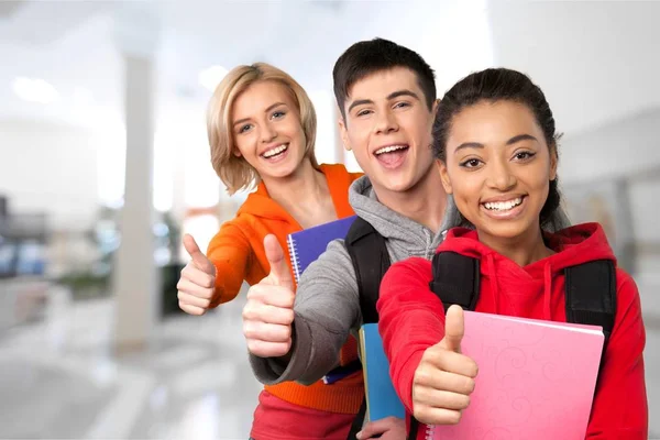 Estudantes gesticular polegares para cima — Fotografia de Stock