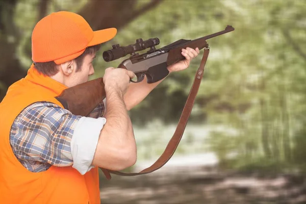 Mann mit Waffe im Wald — Stockfoto