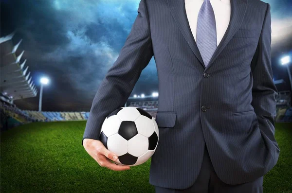 Hombre de negocios en traje con pelota de fútbol —  Fotos de Stock