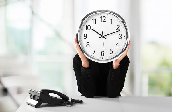 Hombre de negocios sosteniendo reloj — Foto de Stock