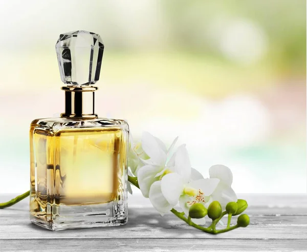 Perfume bottle and flowers — Stock Photo, Image