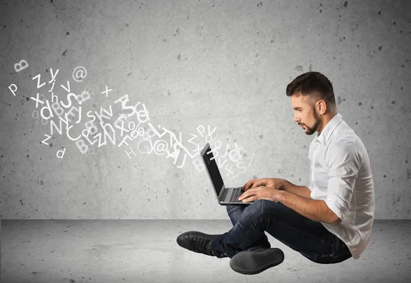 İşadamı dizüstü bilgisayar ve dijital simgeler