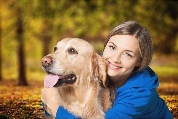 Młoda kobieta z psem — Zdjęcie stockowe