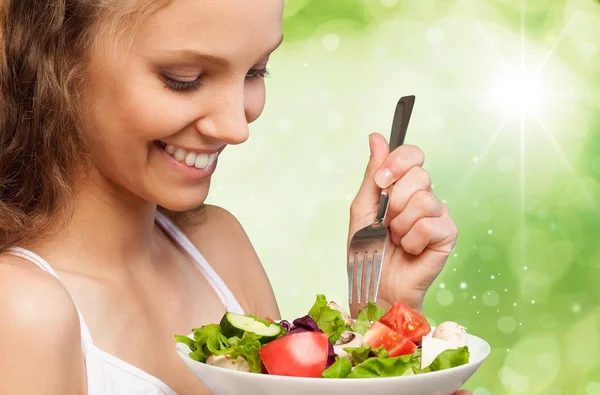 Mulher segurando salada e sorrindo — Fotografia de Stock