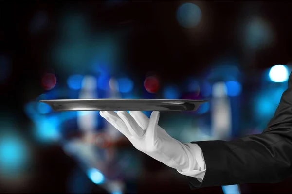 Рука официанта держит пустую тарелку — стоковое фото