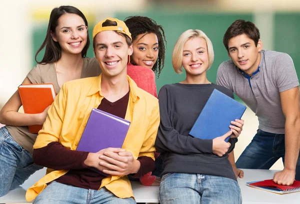 Groep van jonge studenten — Stockfoto