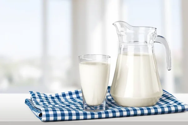 Glas mjölk och tillbringare — Stockfoto