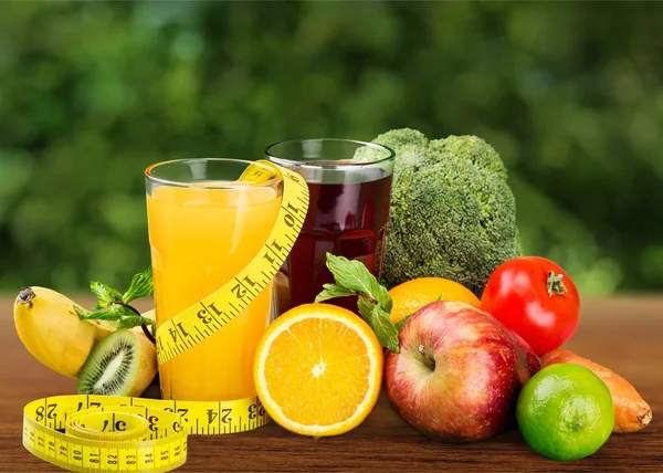 Glasögon av färsk juice och frukter med grönsaker — Stockfoto