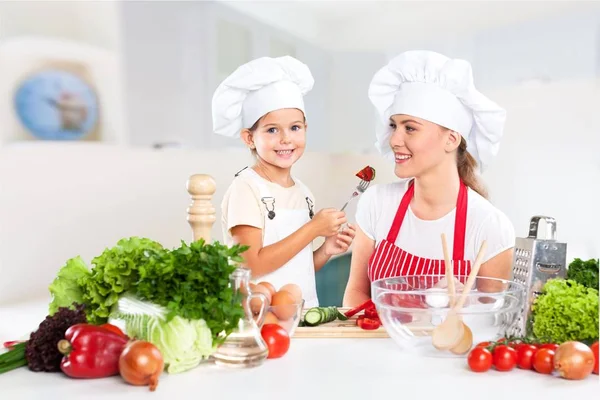 kız ve annesi birlikte yemek 