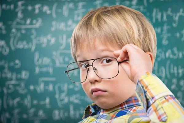 Jeune garçon en lunettes pensée — Photo