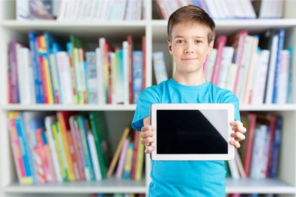 Niño de escuela sosteniendo tableta digital — Foto de Stock