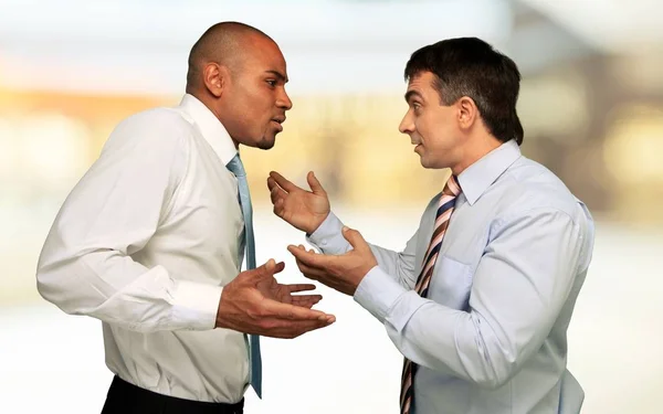 Два бизнесмена спорят — стоковое фото