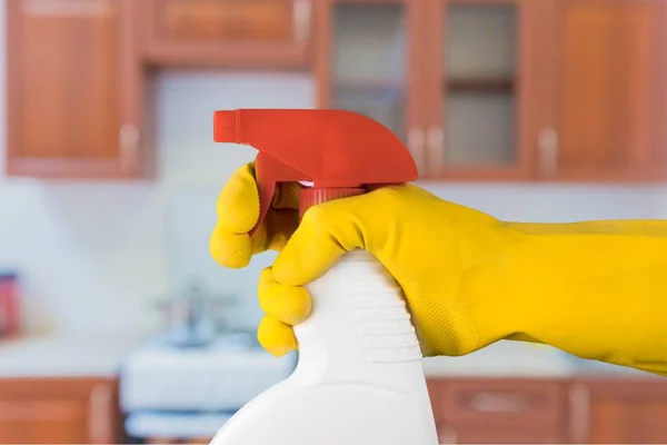 Mano en guante de goma que sostiene la botella del aerosol — Foto de Stock
